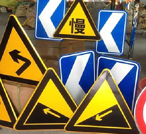 德钦标识标牌中颜色的确定是很重要的。